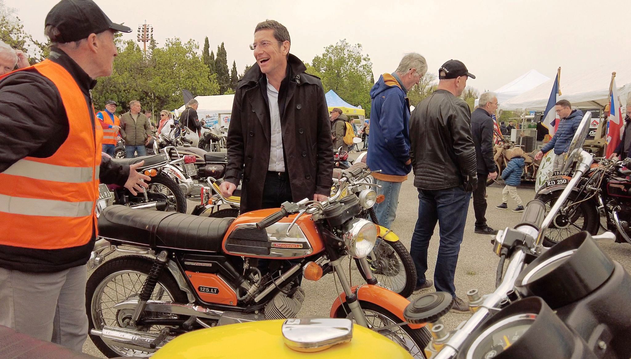 Maire devant Motobecane